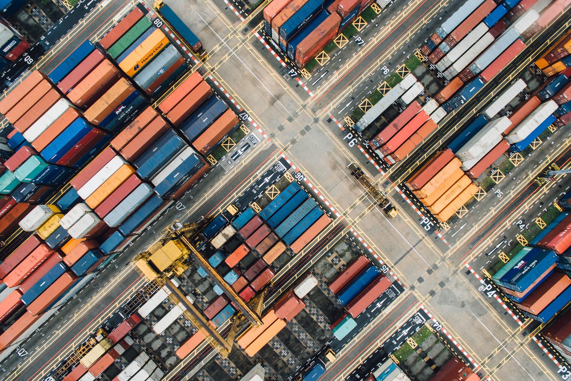 Organisation und Struktur mit Lean Praktiken auf der Fläche mit der Entwicklung zum hybriden Shopfloor Management. In Geschäftsprozessen mit Stakeholdern für daten-basierte Entscheidungen